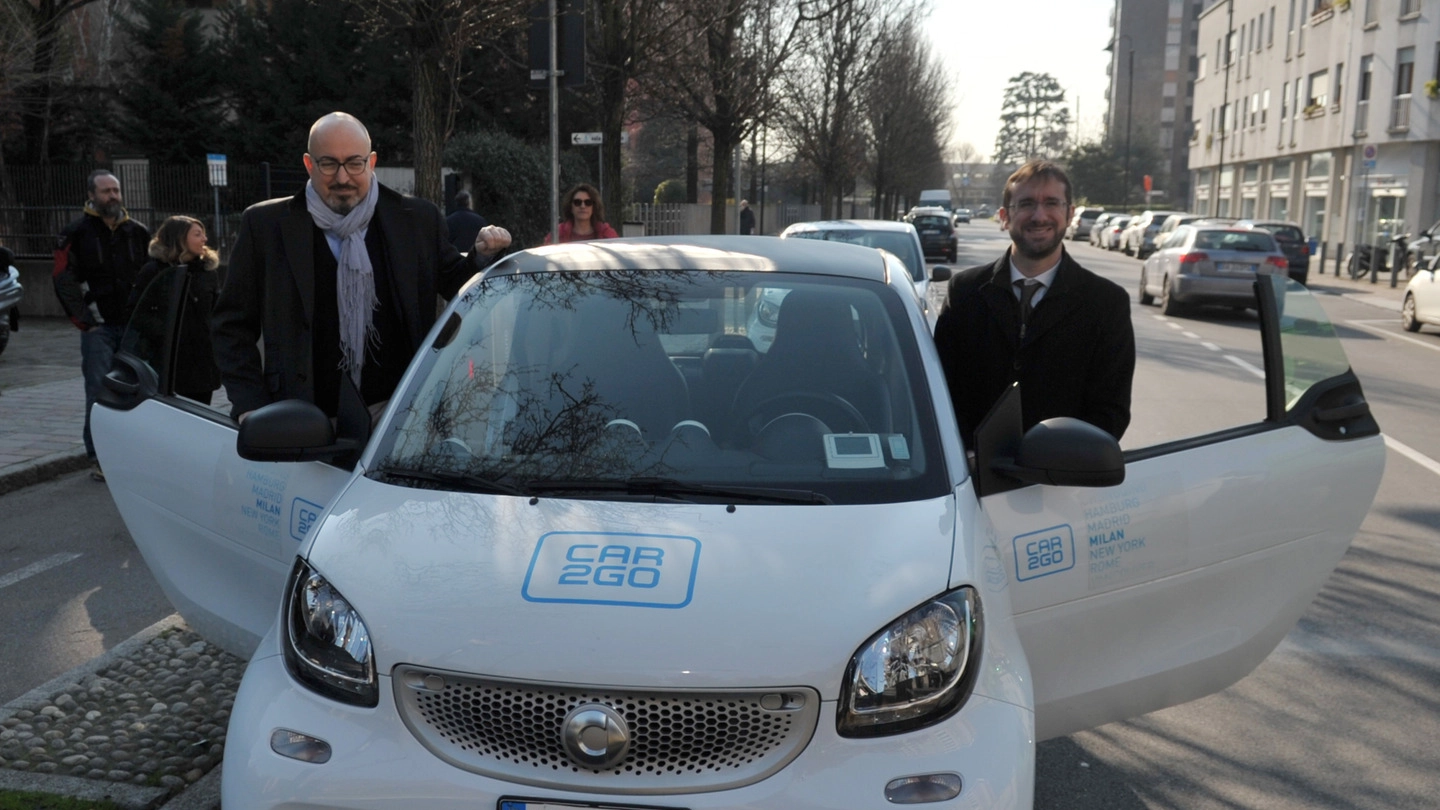 Il sindaco Paolo Micheli con Gianni Martino, country manager di Car2go