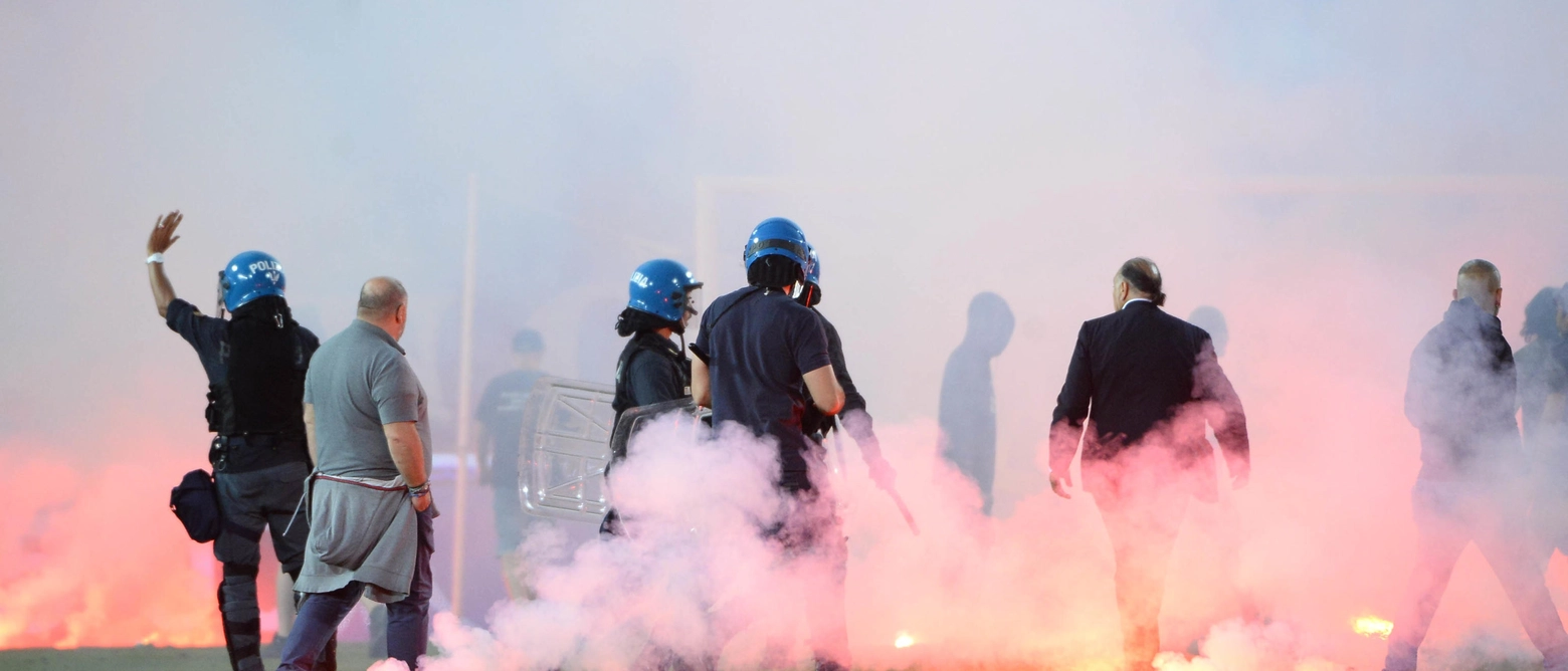 Brescia in serie C. Fumogeni, invasione di campo e scontri con la polizia