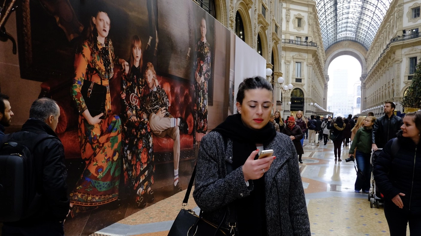 Il maxi cartellone di Gucci in Galleria  Vittorio Emanuele (Newpress)