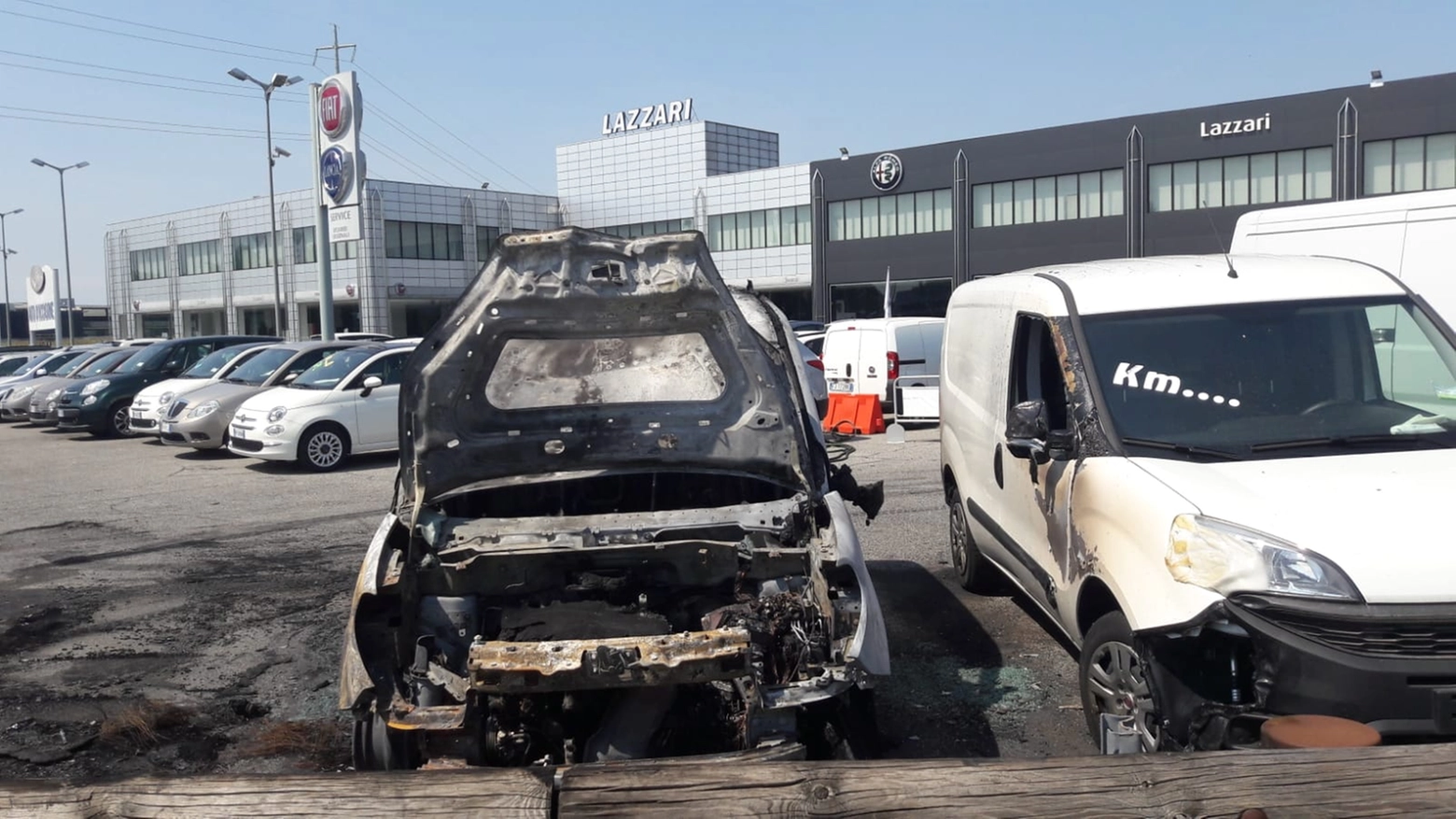 Alcune auto bruciate presso la concessionaria Lazzari