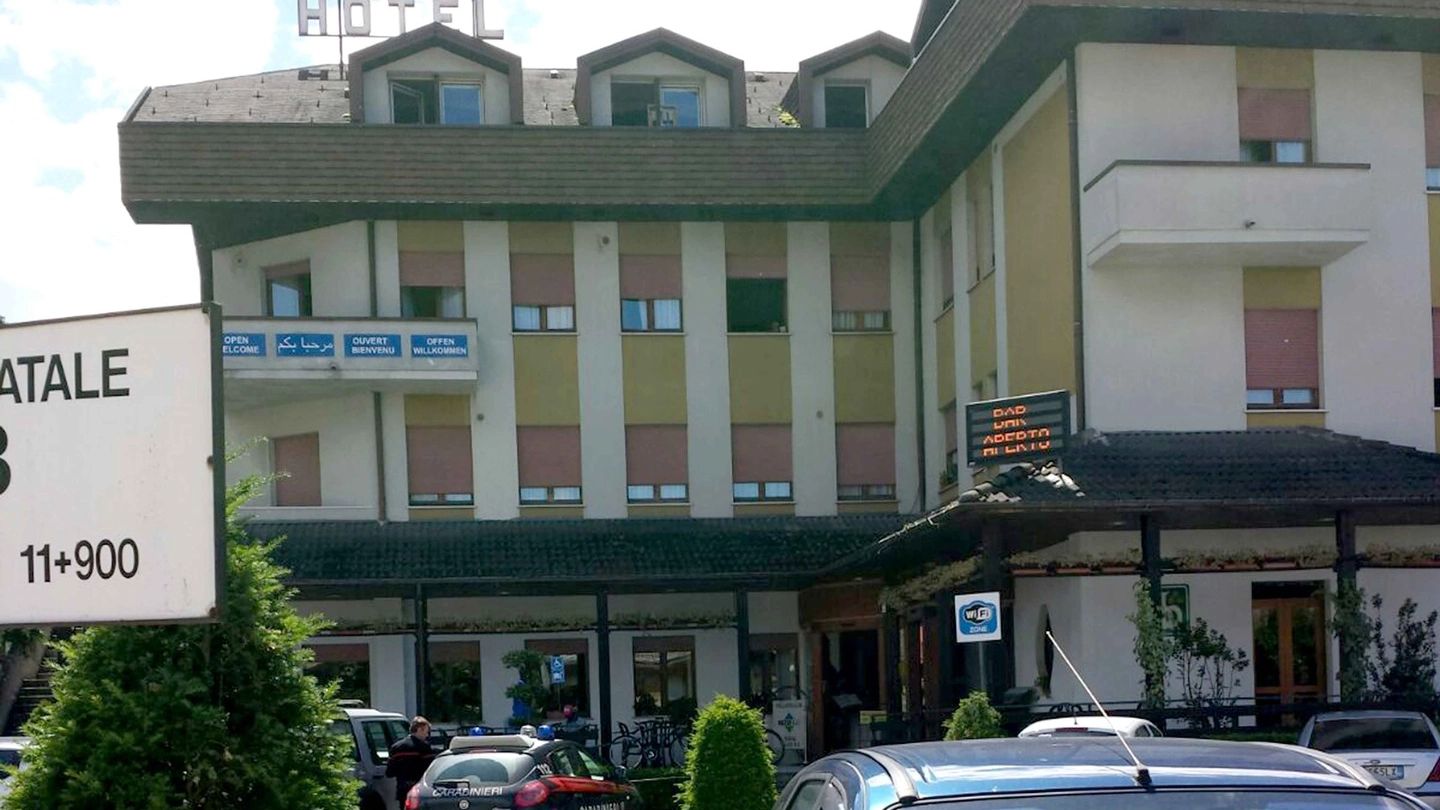 L'intervento dei carabinieri all'hotel Bellevue di Cosio Valtellino (Nat.P.)