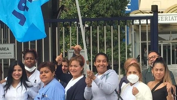 Lavoratori in presidio "Turni fino a 15 ore" Lavoratori in presidio "Turni fino a 15 ore"