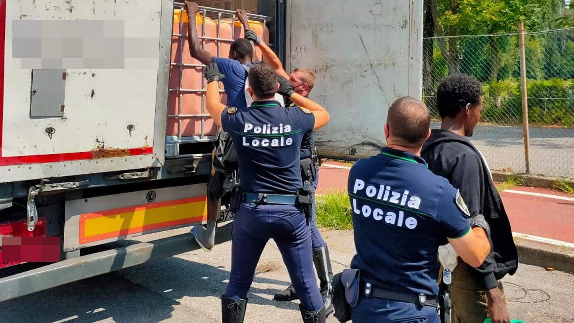 Sorpresi sei clandestini nascosti in un camion Sorpresi sei clandestini nascosti in un camion