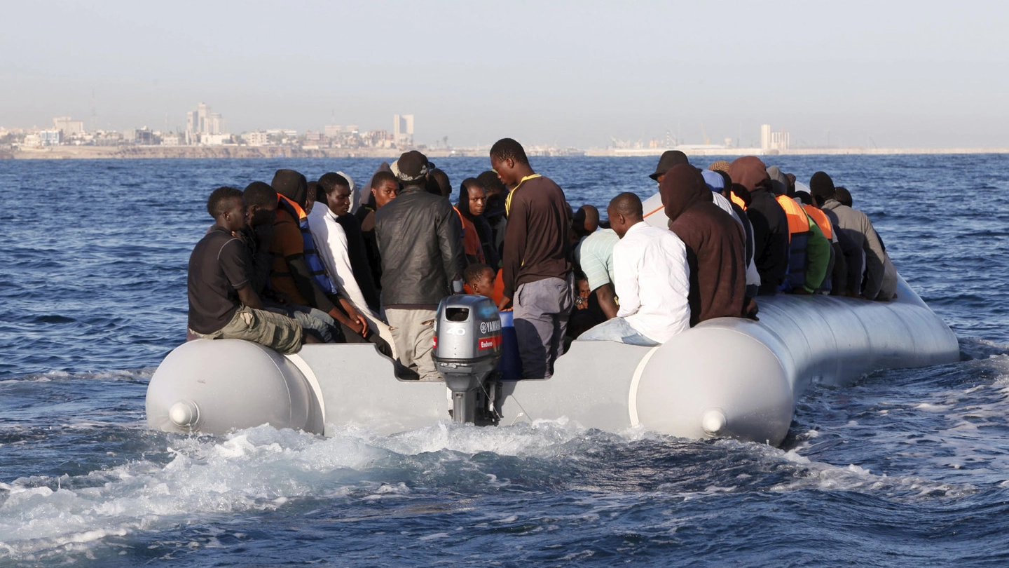 Un barcone di migranti (LaPresse)