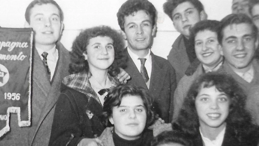 Angiuoni (primo da destra) e i compagni premiati da Berlinguer
