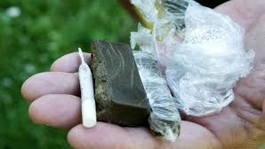 Addosso aveva hashish e soldi Addosso aveva hashish e soldi