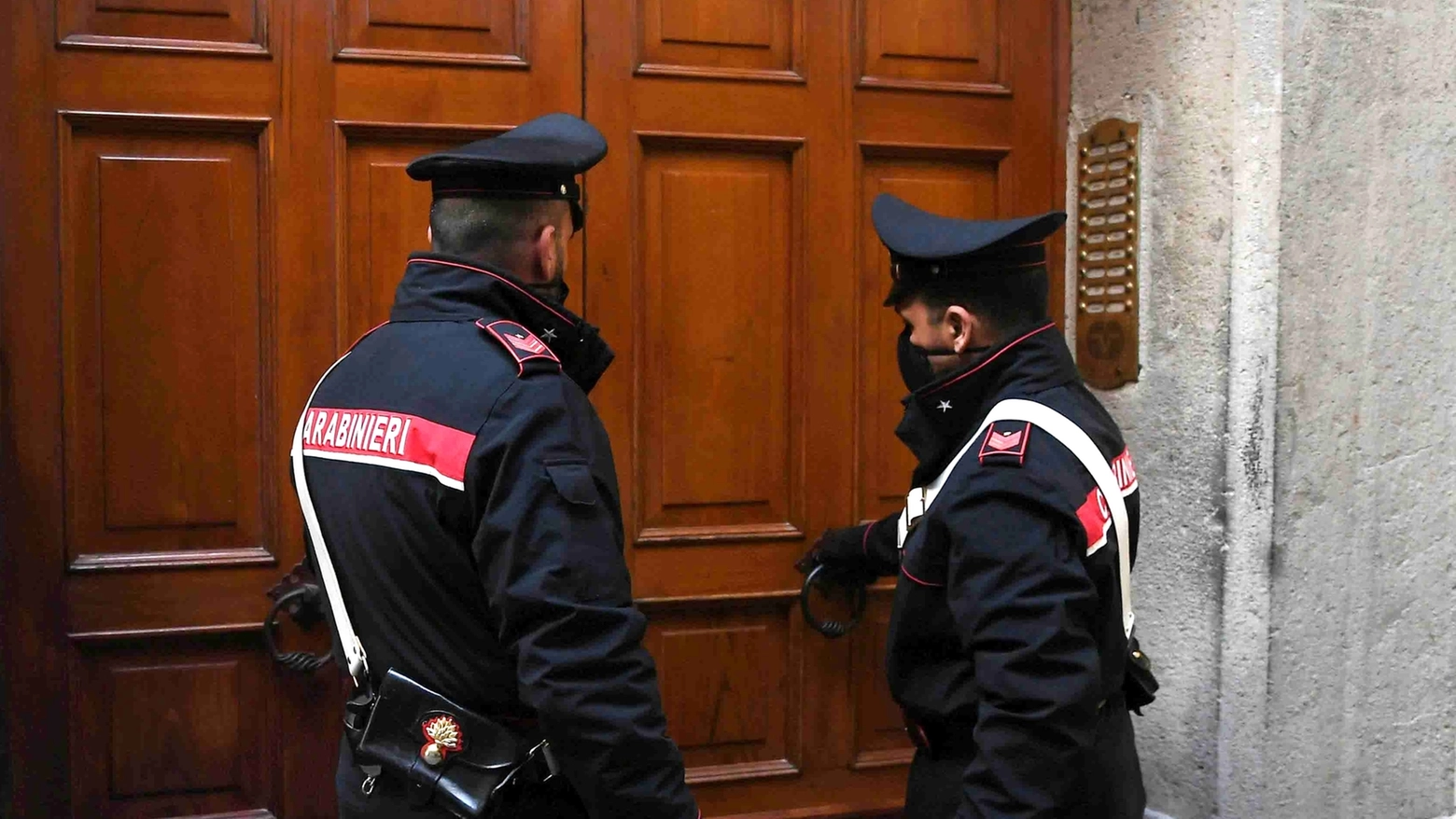 Ad accorgersi delle violenze è stato il custode del palazzo, che ha chiamato di carabinieri
