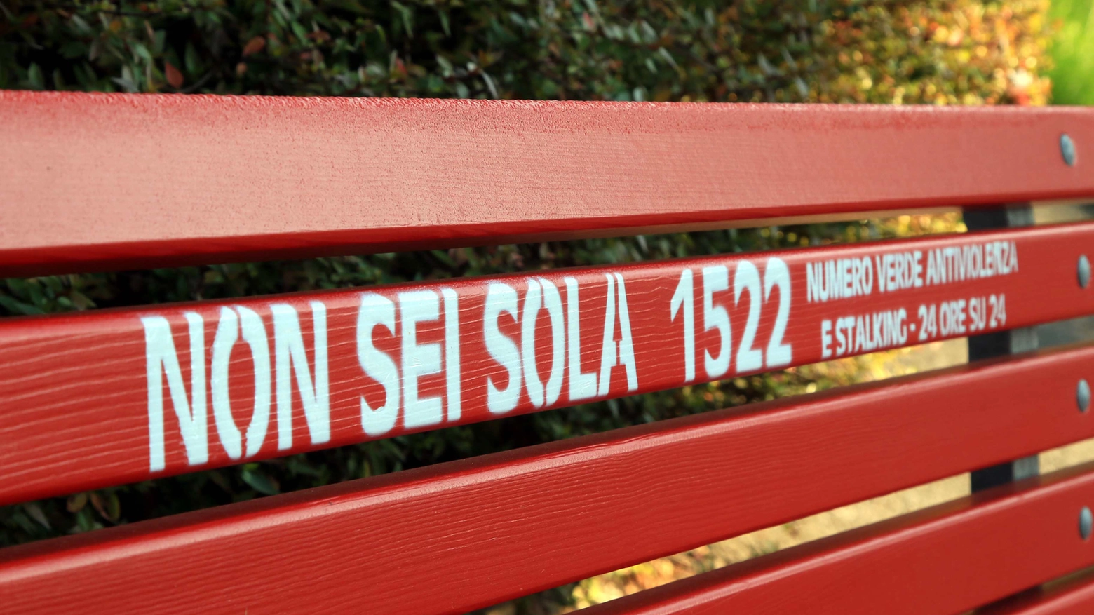 Una panchina rossa, simbolo della lotta alla violenza sulle donne