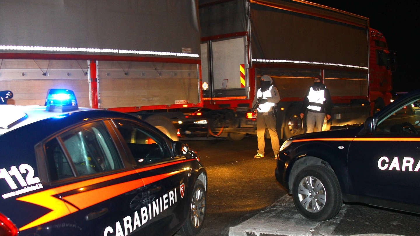 Un posto di blocco notturno dei carabinieri in Bassa Valtellina
