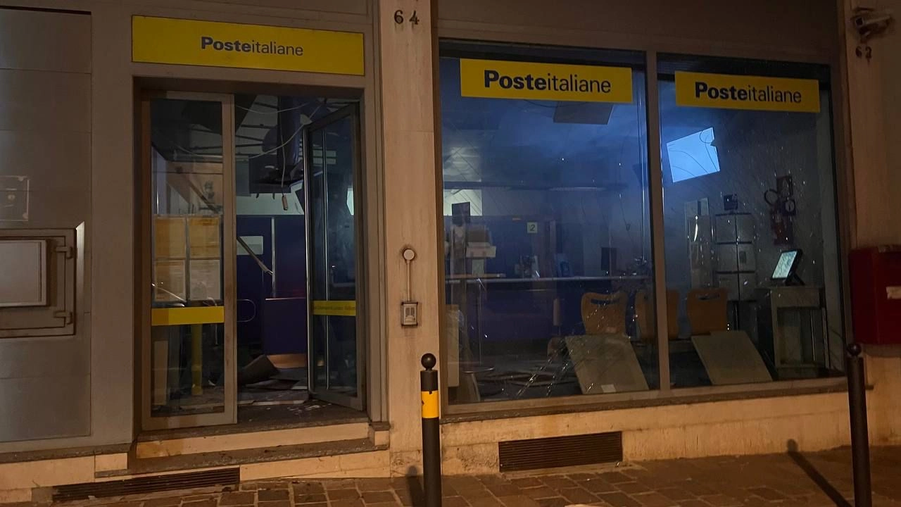 Lo sportello postale danneggiato dall'esplosione a San Colombano