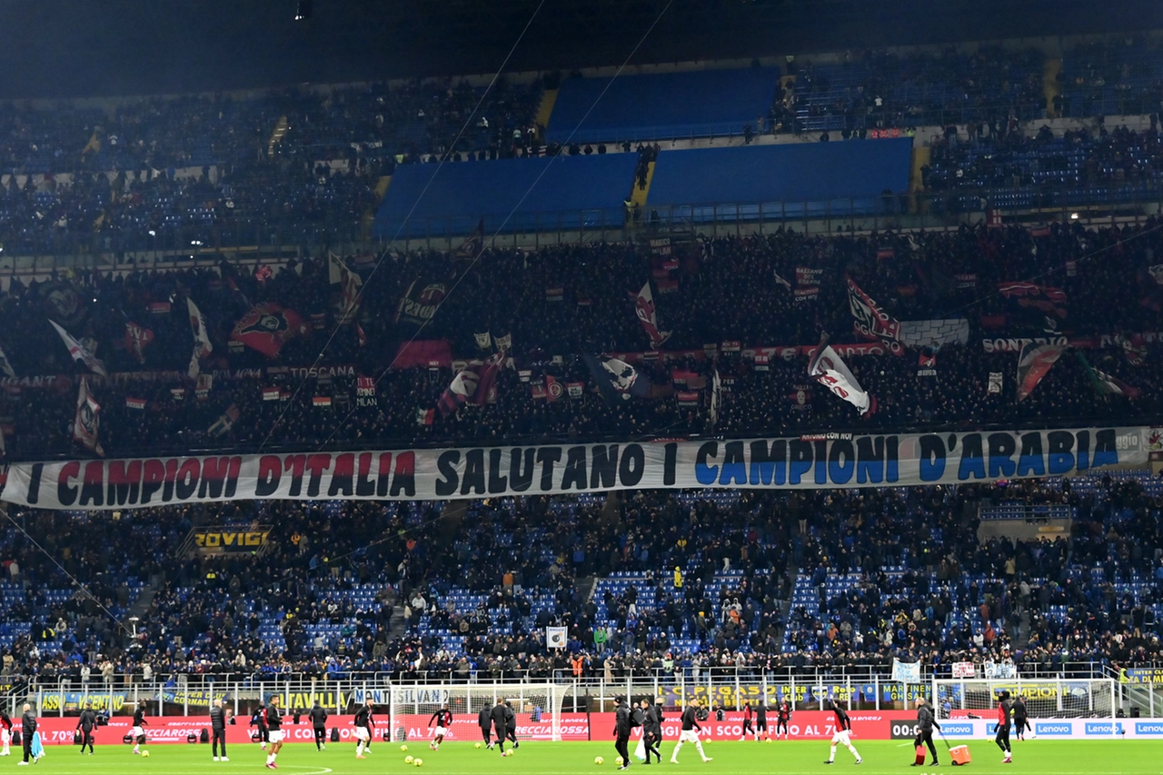 Lo striscione nella curva milanista