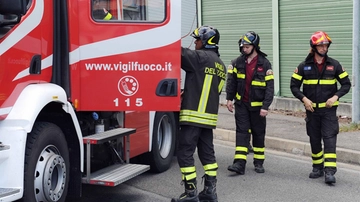 Cerca di fermare l’auto, lasciata in cima a una rampa, e viene travolto: grave un 78enne