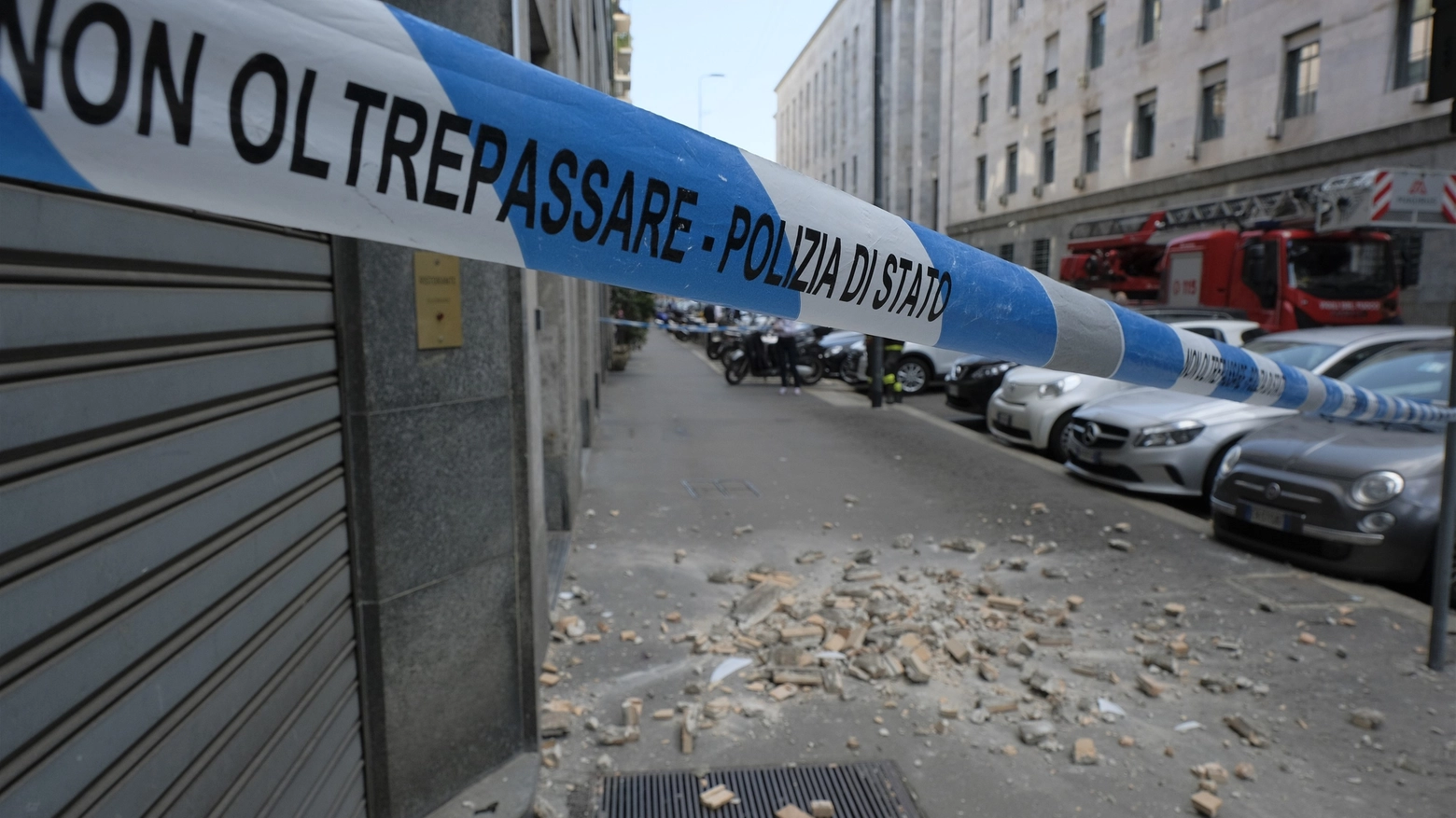 I calcinacci caduti dal palazzo in via Manara a Milano