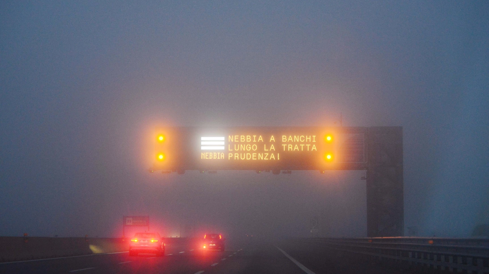 La nebbia sulla A4, l'autostrada che collega Milano a Torino