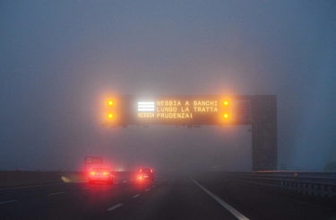 Nebbia in autostrada, i consigli della Polstrada per diminuire i rischi