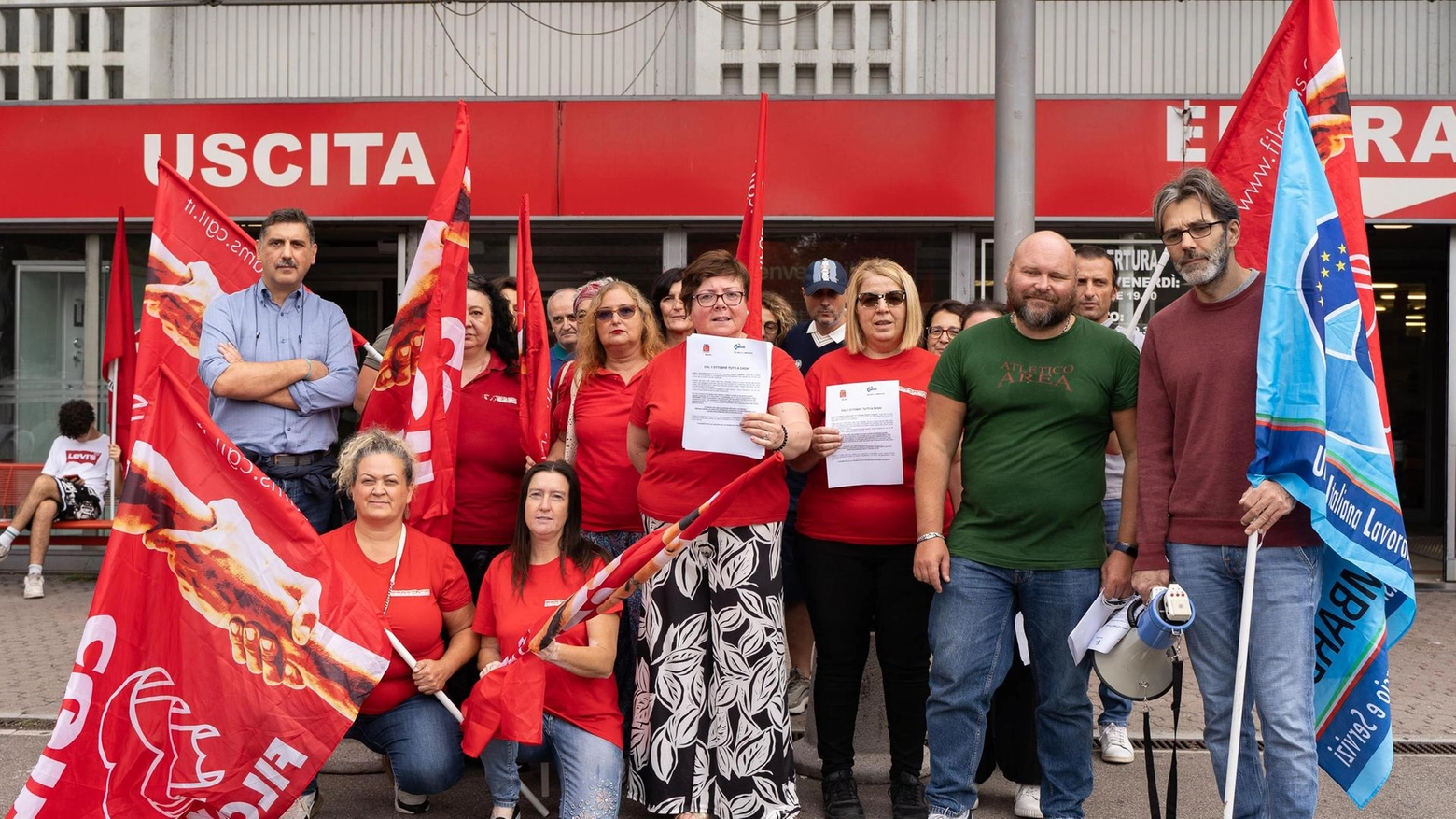 "Il 28 si chiude: cosa sarà di noi?". Protesta dei dipendenti Grancasa "Il 28 si chiude: cosa sarà di noi?". Protesta dei dipendenti Grancasa