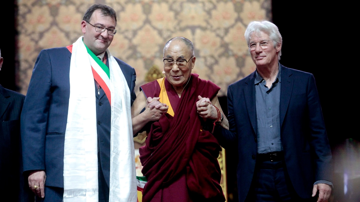 Il Dalai Lama tra Richard Gere e il sindaco di Rho Pietro Romano