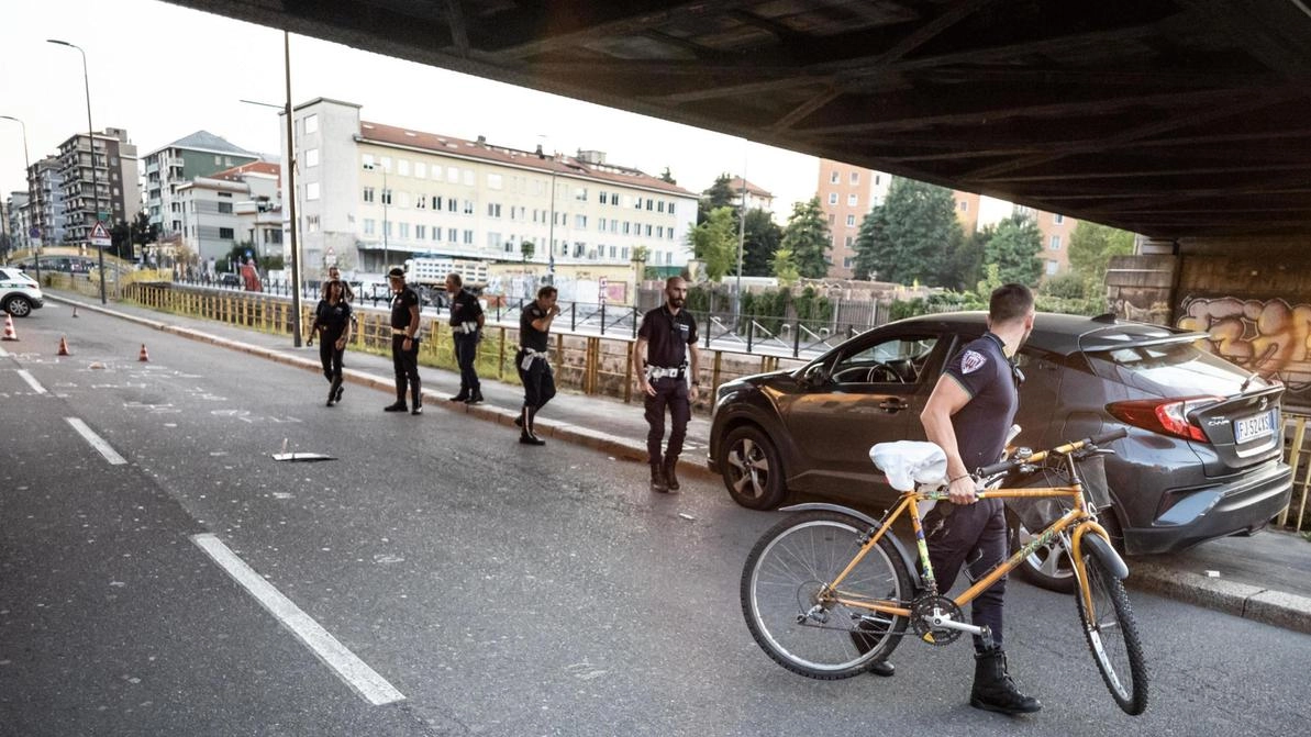 Ciclista investita sui Navigli. Operata, grave al Niguarda Ciclista investita sui Navigli. Operata, grave al Niguarda