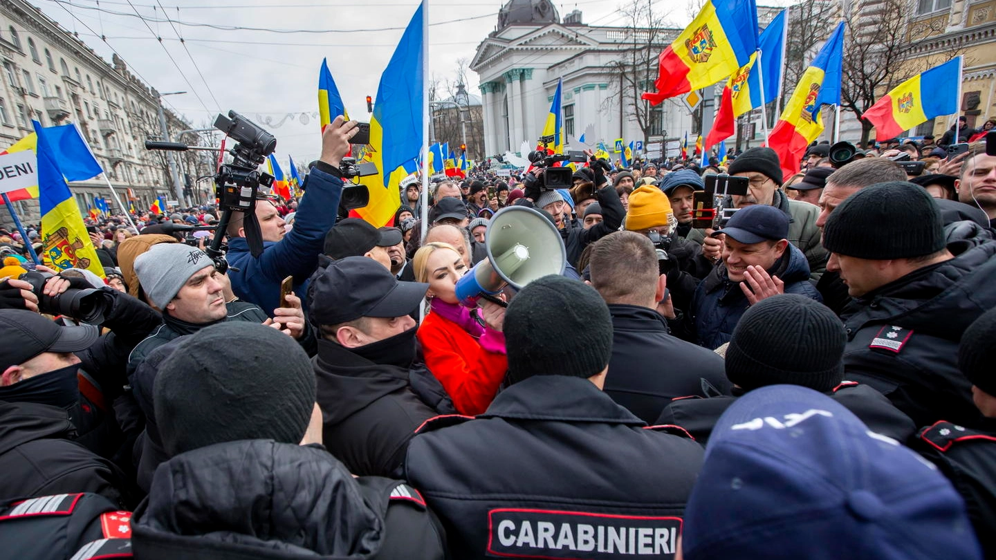 Marina Tauber, deputata del partito Sor, durante le proteste a Chisinau (Ansa)