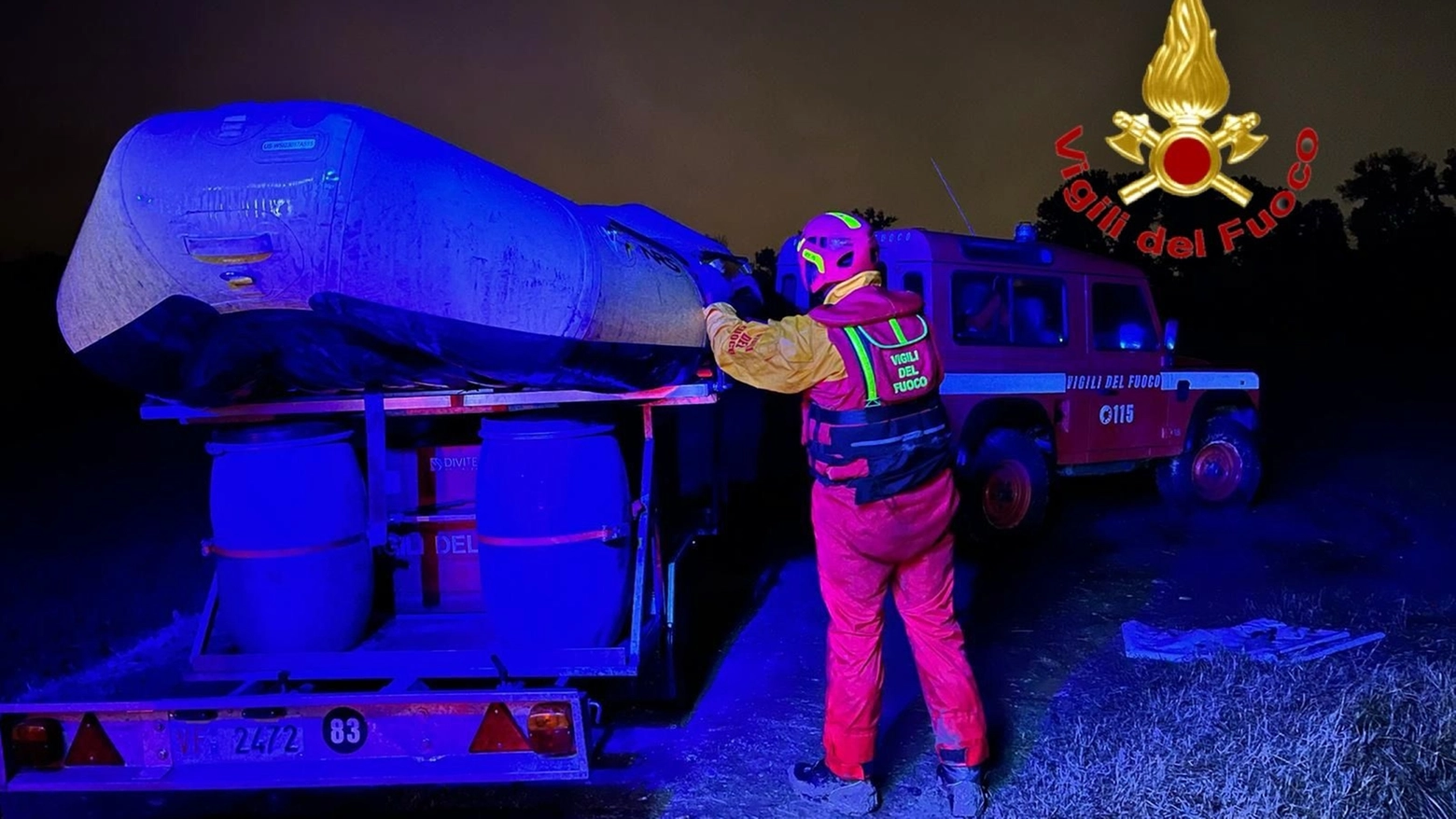 I vigili del fuoco impegnati nel salvataggio 
