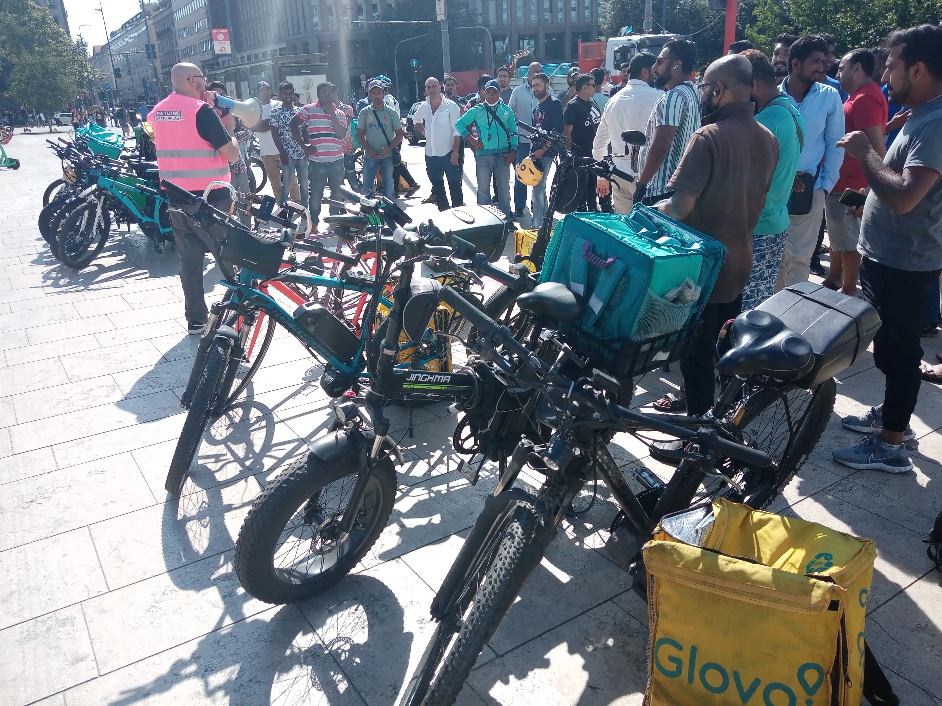 Protesta rider Milano, presidio in Stazione Centrale: "Chiediamo un salario minimo"
