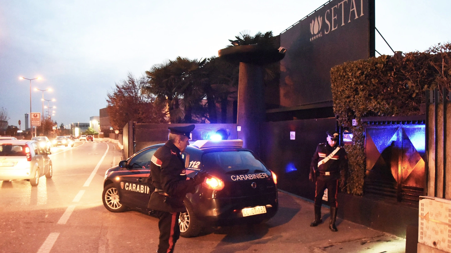 Carabinieri davanti alla discoteca Setai di Orio al Serio