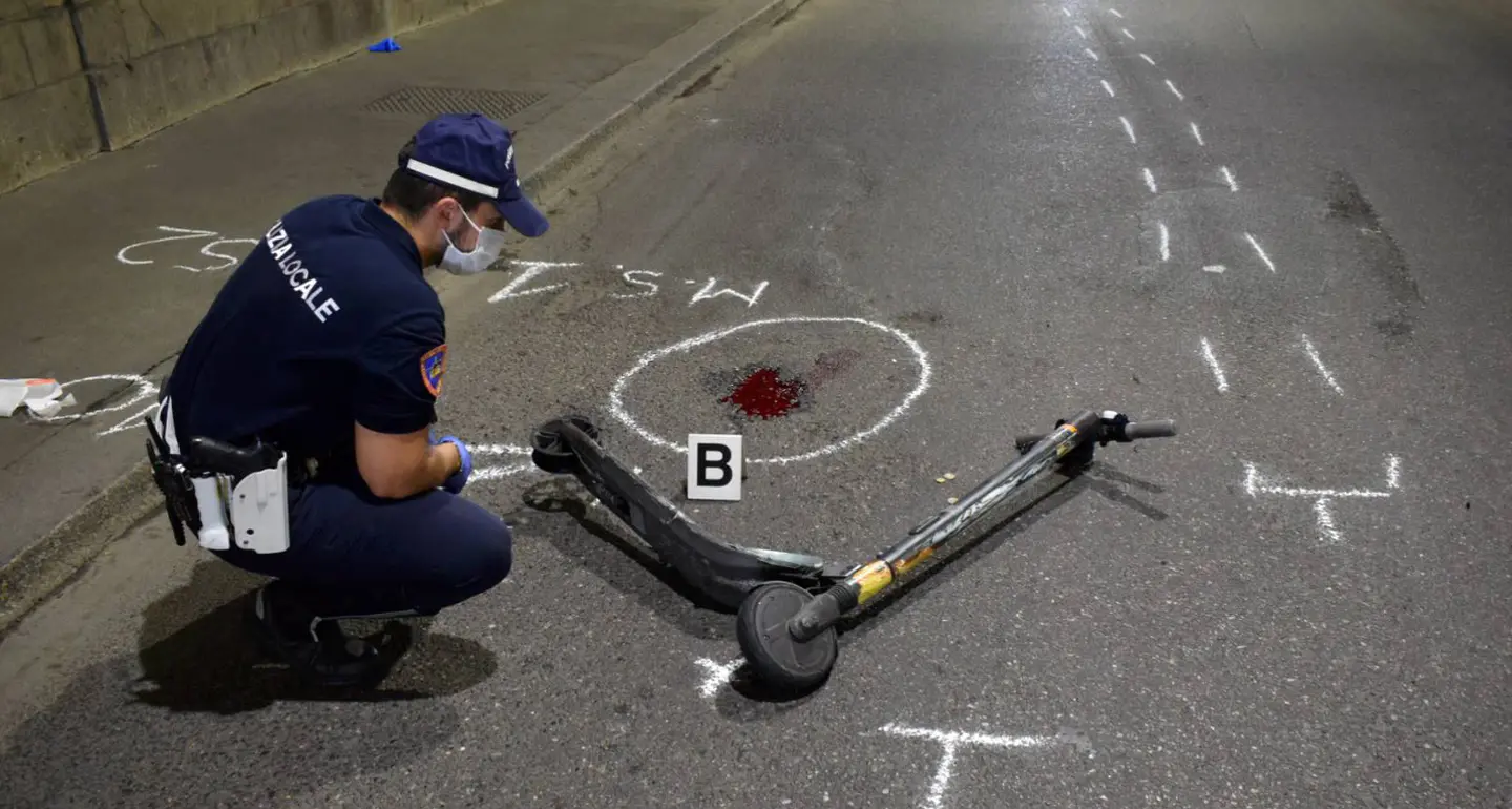 In due sul monopattino, incidente in viale Bianca Maria a Milano: sedicenne in coma