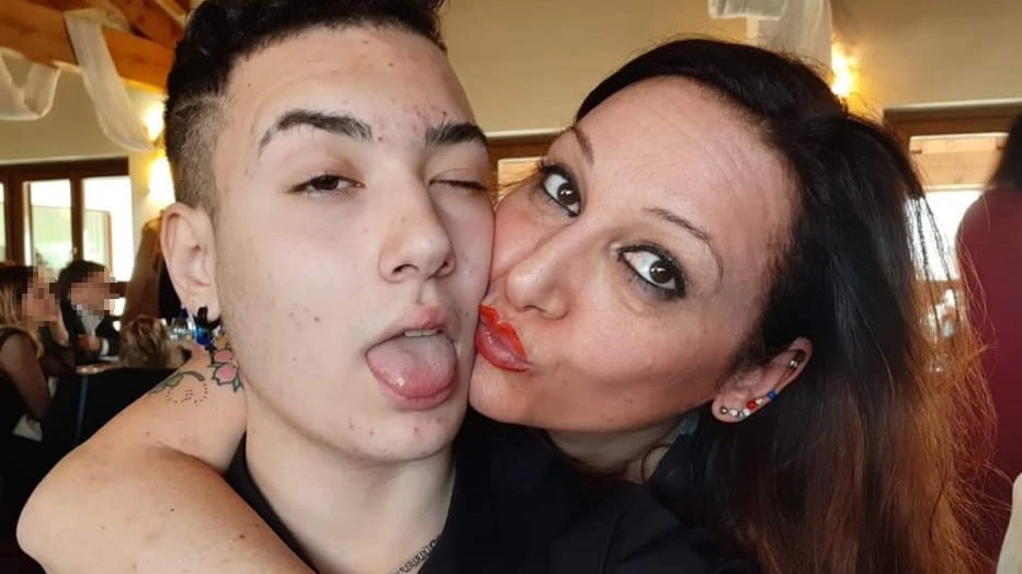 Filippo Tafuro, 16 anni, insieme alla mamma in una delle foto pubblicate su Facebook