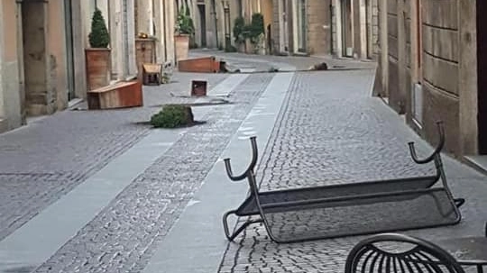 Le vie del centro di Chiavenna dopo il passaggio dei due vandali