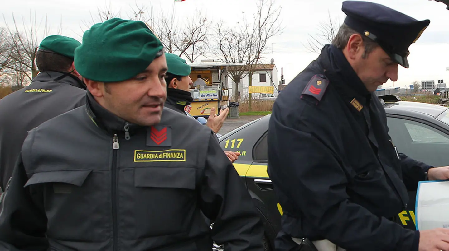 Soldi in nero a calciatori e allenatori, sequestrati 8,2 milioni a commercialista foggiano