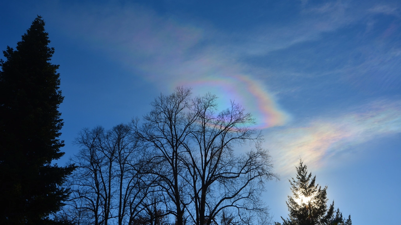 Nuvole iridescenti (Foto Facebook Centro Geofisico Prealpino )