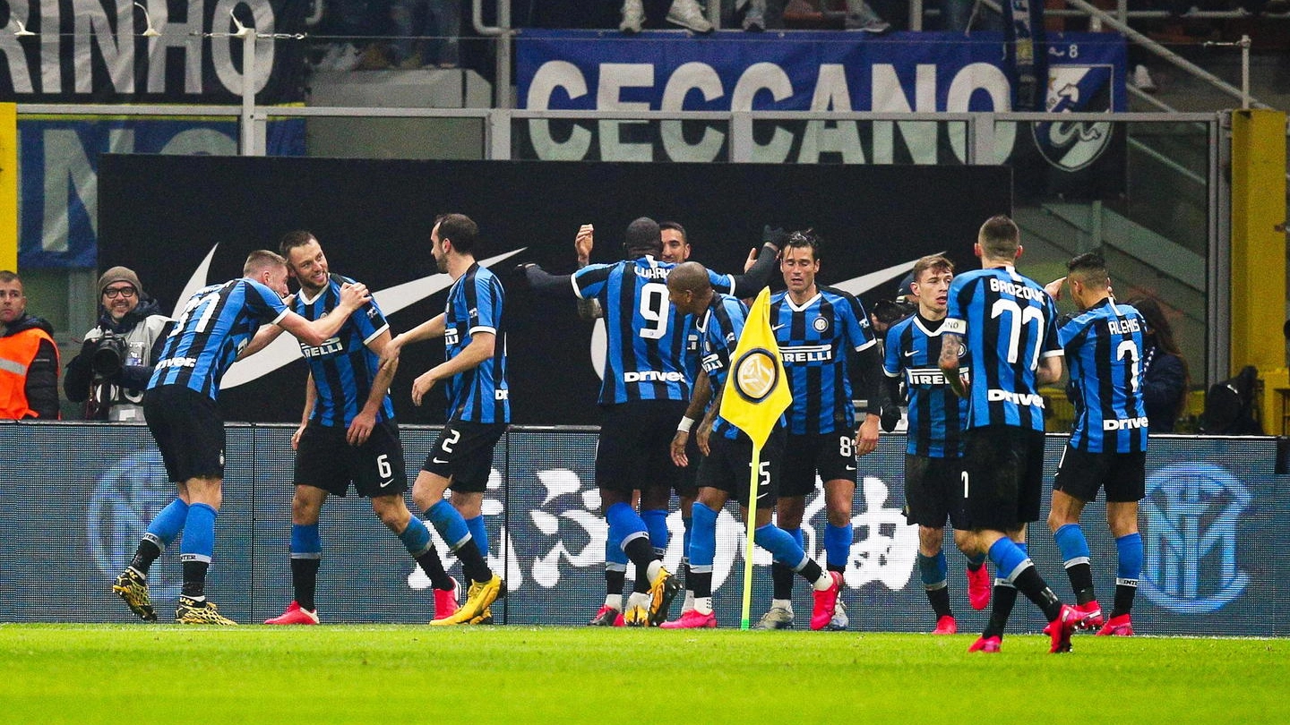 I giocatori dell'Inter festeggiano il gol del sorpasso