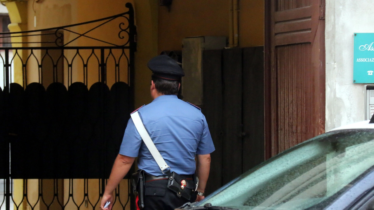 I carabinieri davanti alla casa del delitto