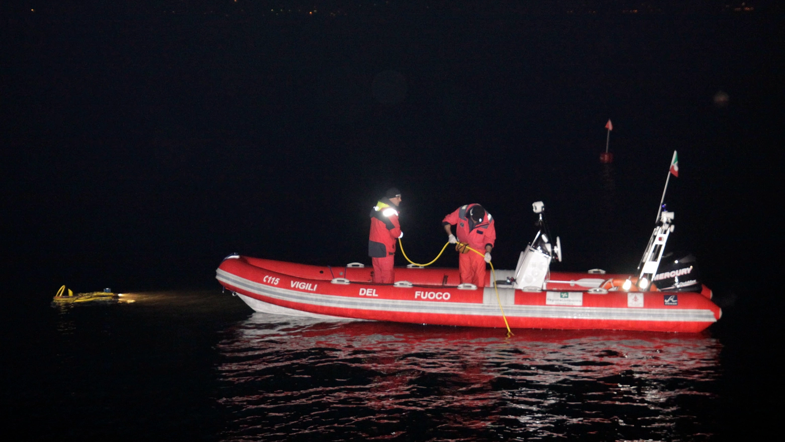 Sommozzatori dei vigili del fuoco in azione (foto di repertorio)