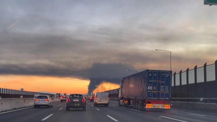 Cavenago, colonna di fumo lungo l'A4 per incendio alla Planet Farms