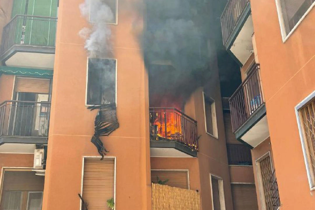 L'incendio in via Vespri Siciliani