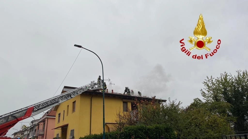 Incendio sul tetto di una villetta a Cologno