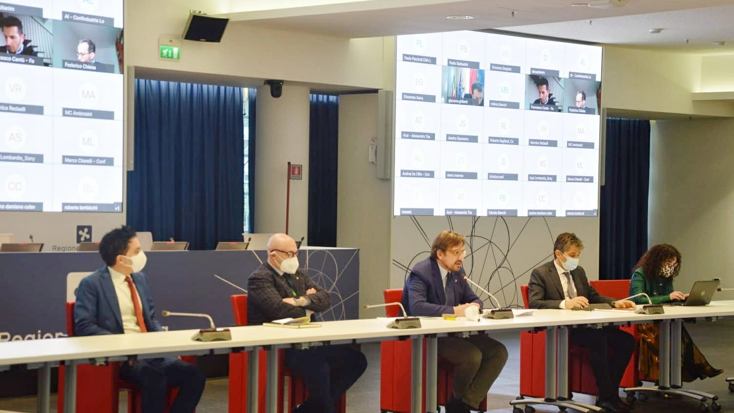 Il tavolo che si è tenuto oggi in Regione Lombardia sulle proposte contro il caro-bollette
