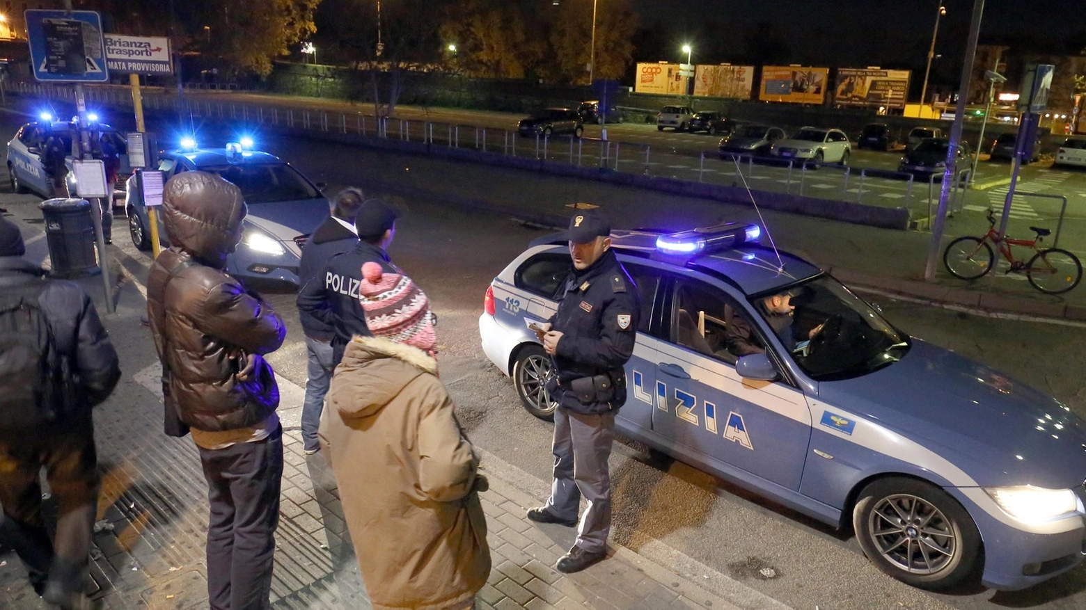 Polizia in piazza Castello a Monza