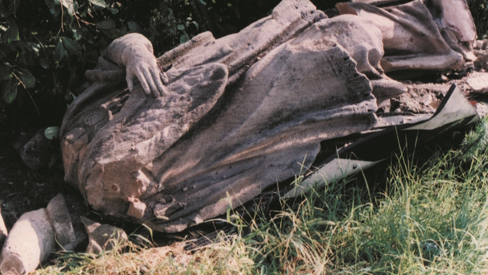 La statua di San Giovanni quando crollò a terra in seguito a un incidente nel 1999
