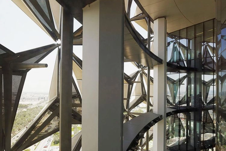 L'interno della Al Bahar Towers ad Abu Dhabi (Emirati Arabi)