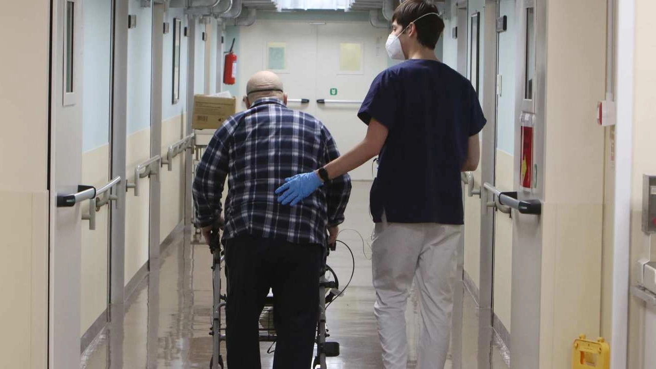 I sanitari non hanno mai “mollato“ la mascherina, che resta obbligatoria dove ci sono pazienti particolarmente fragili