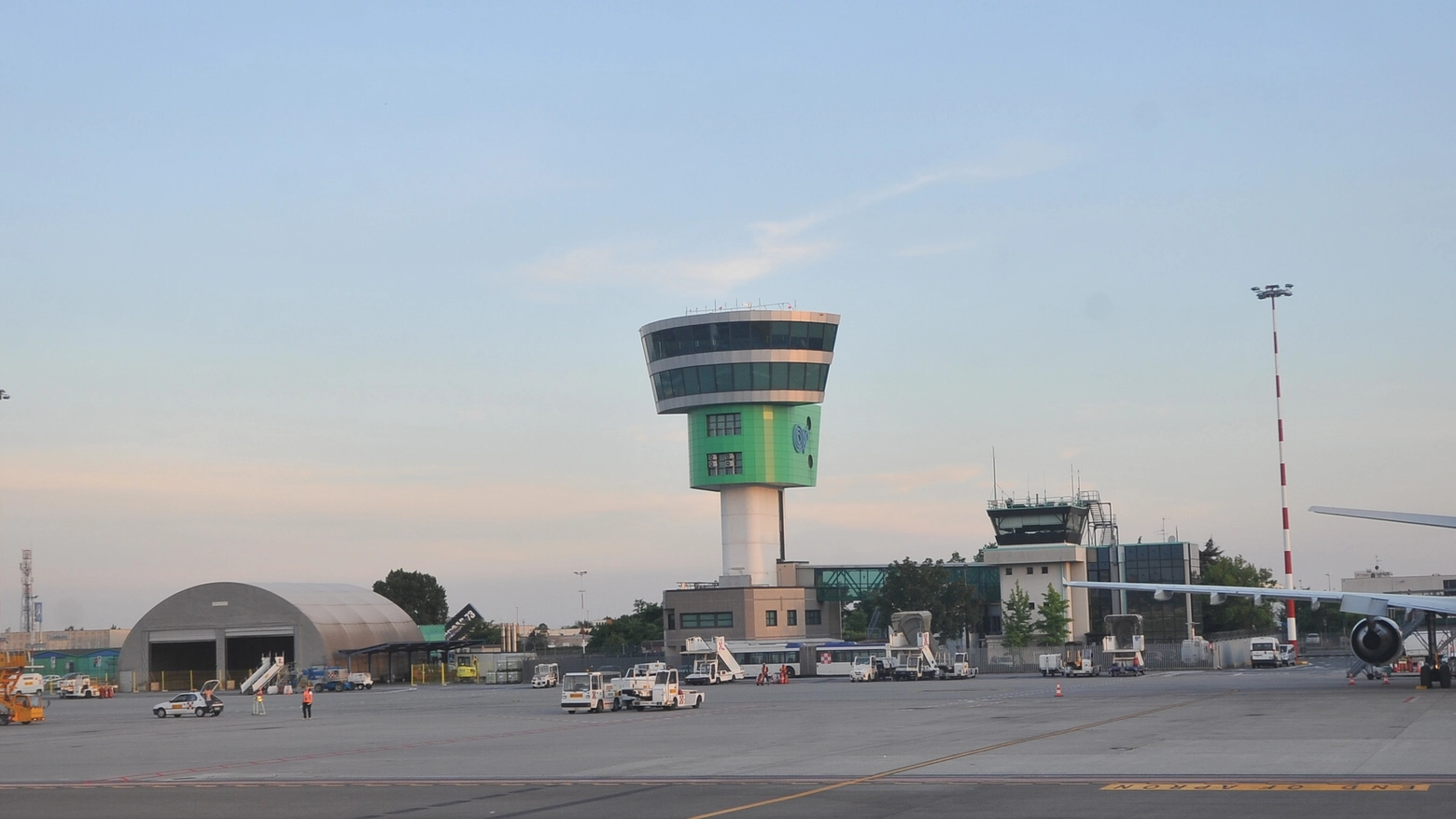La torre di controllo dell'aeroporto Caravaggio (Newpress)