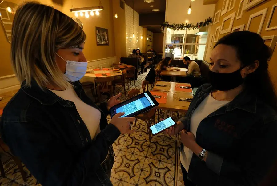 Green pass bar, ristoranti e alberghi. Super, base e niente: cosa cambia dal 10 gennaio