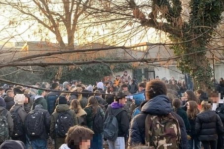 L'assemblea degli studenti nel cortile dell'Istituto Severi-Correnti