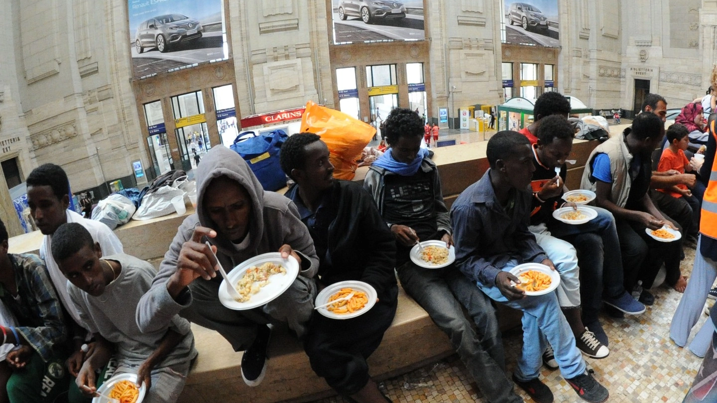 Migranti in stazione Centrale (Newpress) 