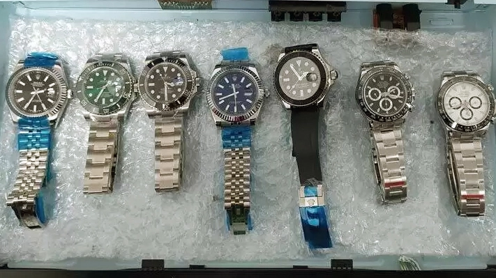 Durante le indagini sono stati recuperati numerosi orologi di lusso rubati (Archivio)