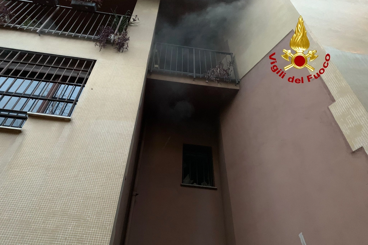 Incendio in un ufficio in un palazzo di piazza De Angeli