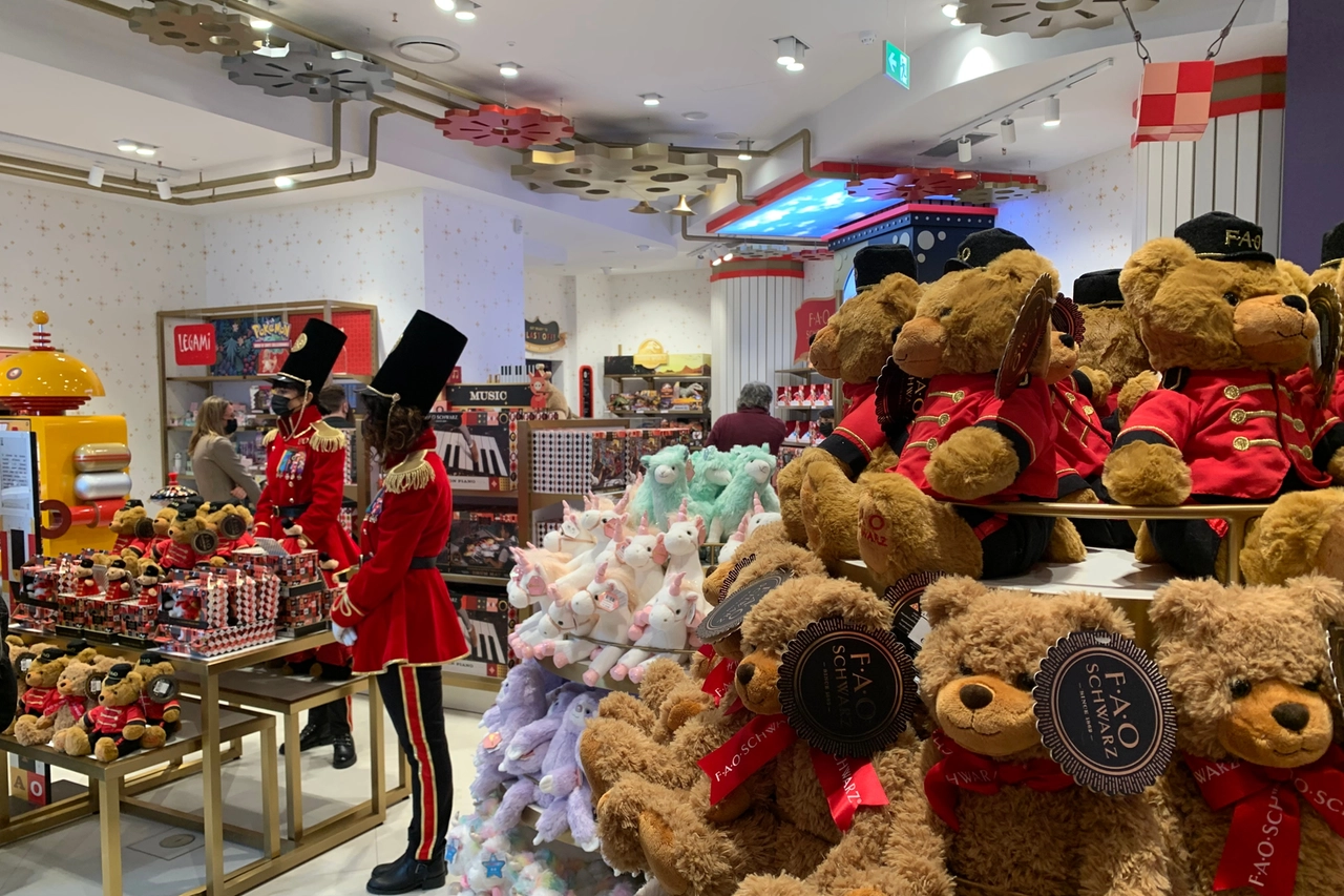 Il piano terra del negozio Fao Schwarz di Milano