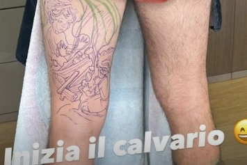 Il dettaglio del disegno sulla gamba (Instagram @Fedez)